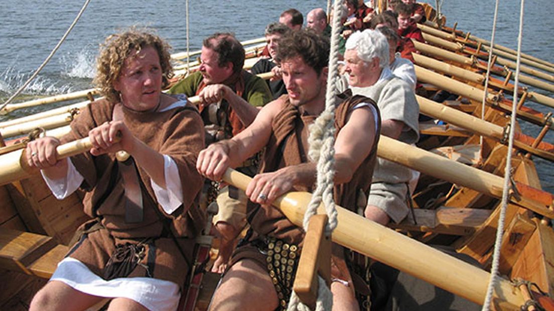 Meevaren met acteurs op een Romeins schip