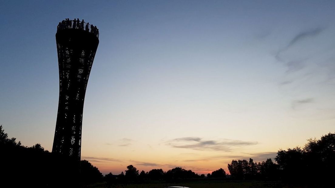 Drukte op uitkijktoren in Hengelo met maanspotters