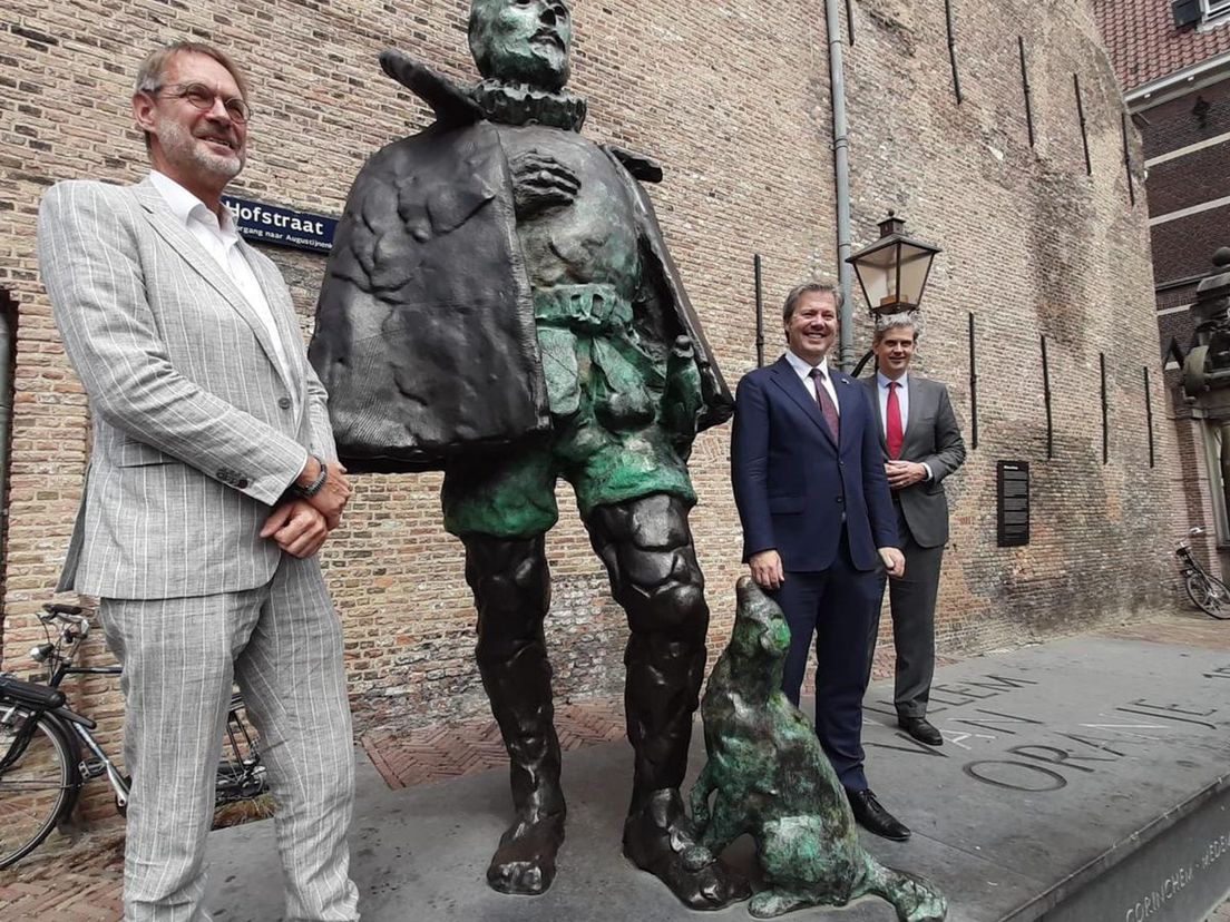 De beide burgemeesters bij het beeld van Willem van Oranje | Foto: