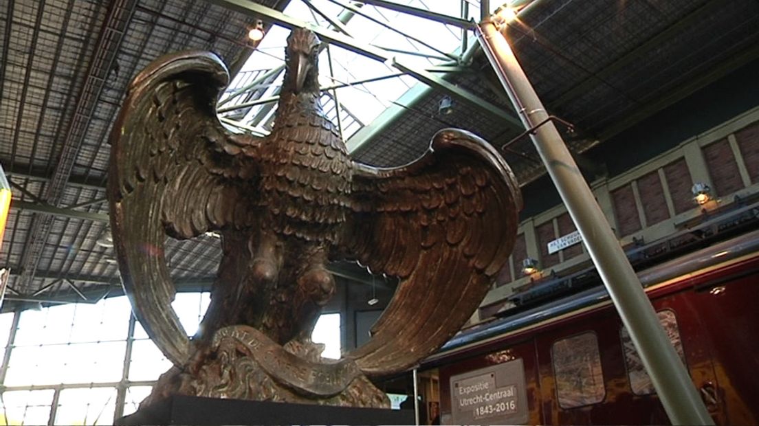 Het phoenix-beeld dat jarenlang op het stationsgebouw stond.