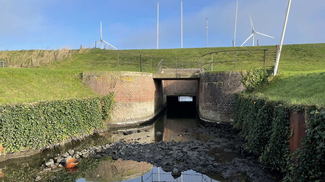 De sluis bij de Eemshaven