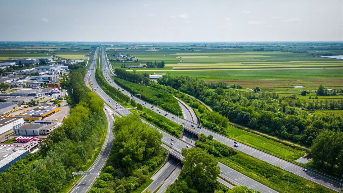 Aansluiting van de N11 met de A12 bij Bodegraven, met zicht op Woerden