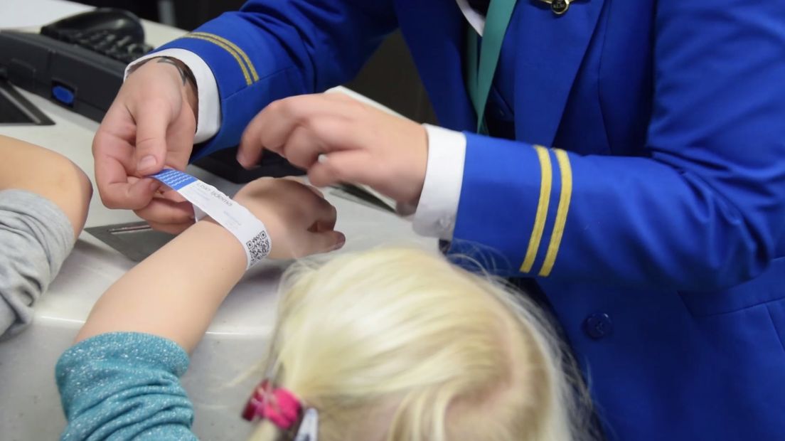Polsbandje voor kinderen tijdens een vlucht