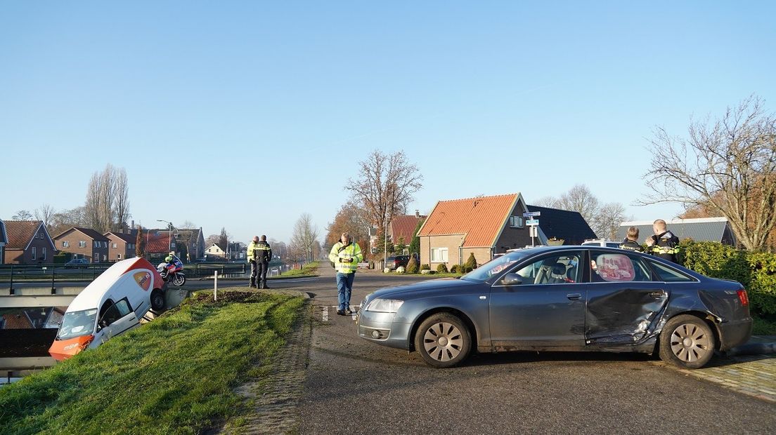 Bestelbus PostNL rijdt bijna kanaal in bij De Krim