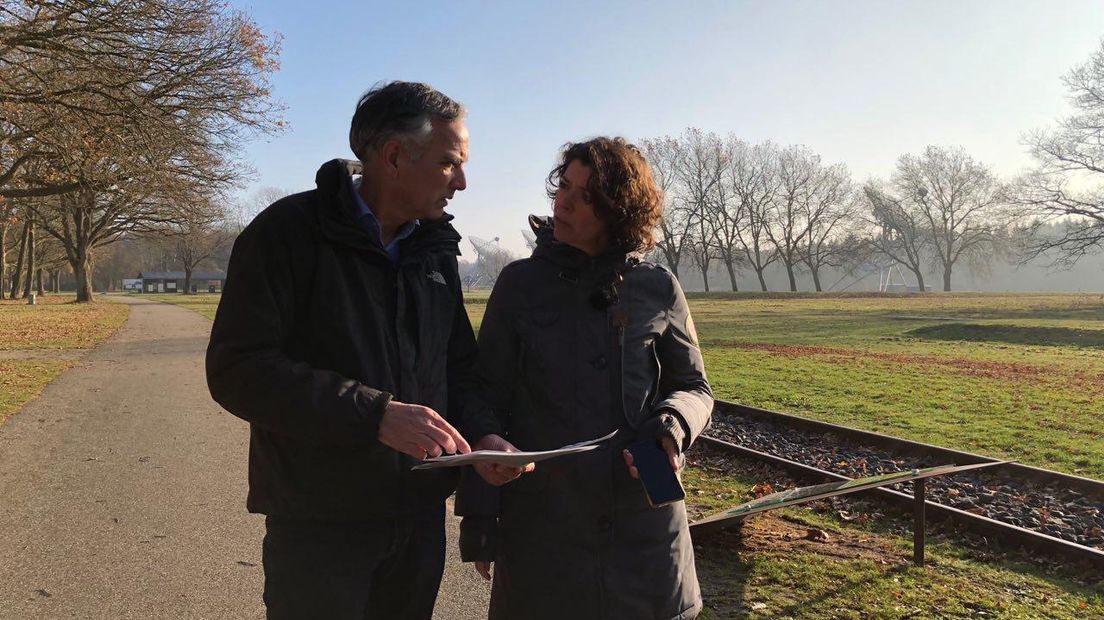Mirjam Wolder met Guido Abuys van Herinneringscentrum Kamp Westerbork (Rechten: RTV Drenthe)