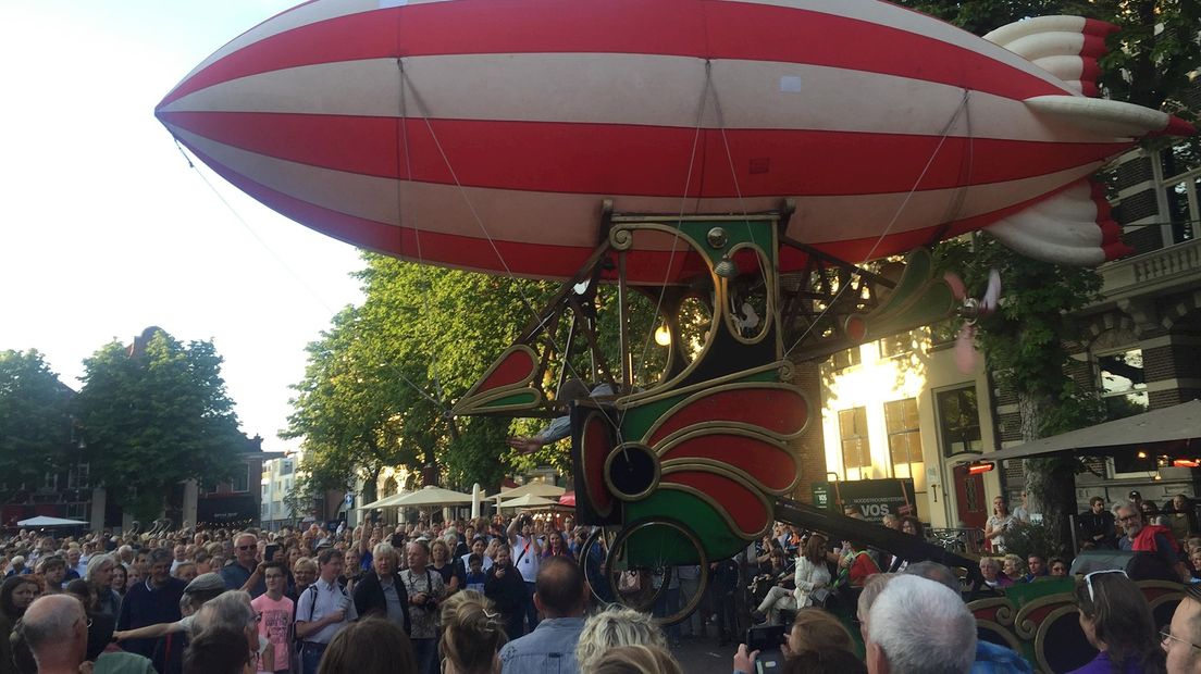 Zeppelin scheert over de Brink