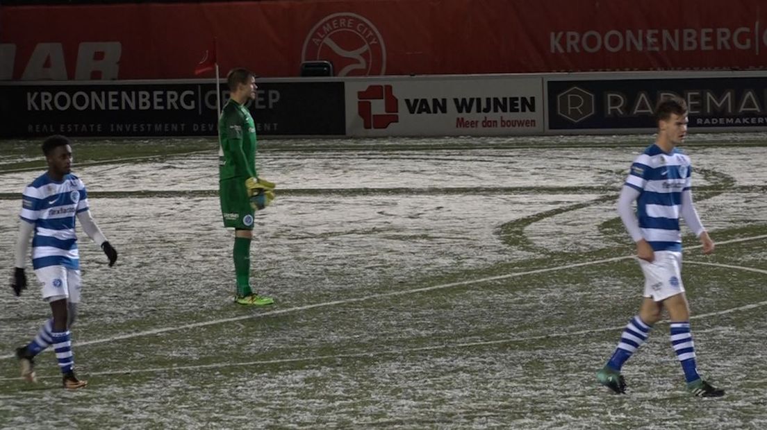 De Graafschap verloor in de sneeuw van Almere met 2-1. Het was de eerste uitnederlaag voor de Doetinchemmers.