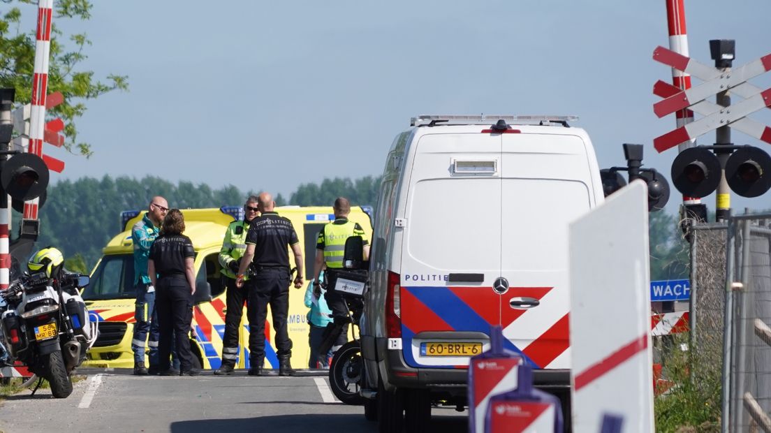 Hulpdiensten bij de overweg in Den Horn