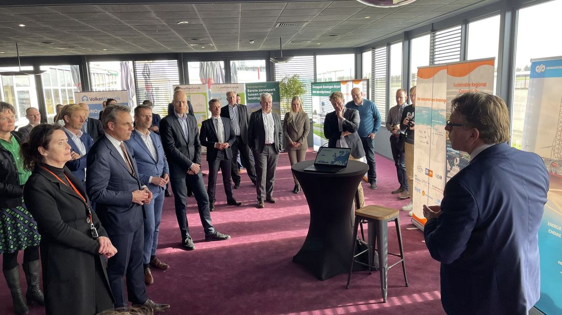 Minister Mark Harbers bezoekt Groningen Airport Eelde.