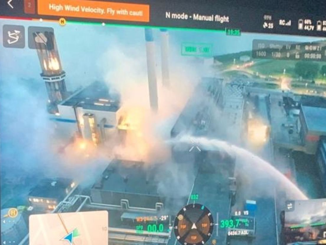 Bedieningspaneel van de drone boven de brand