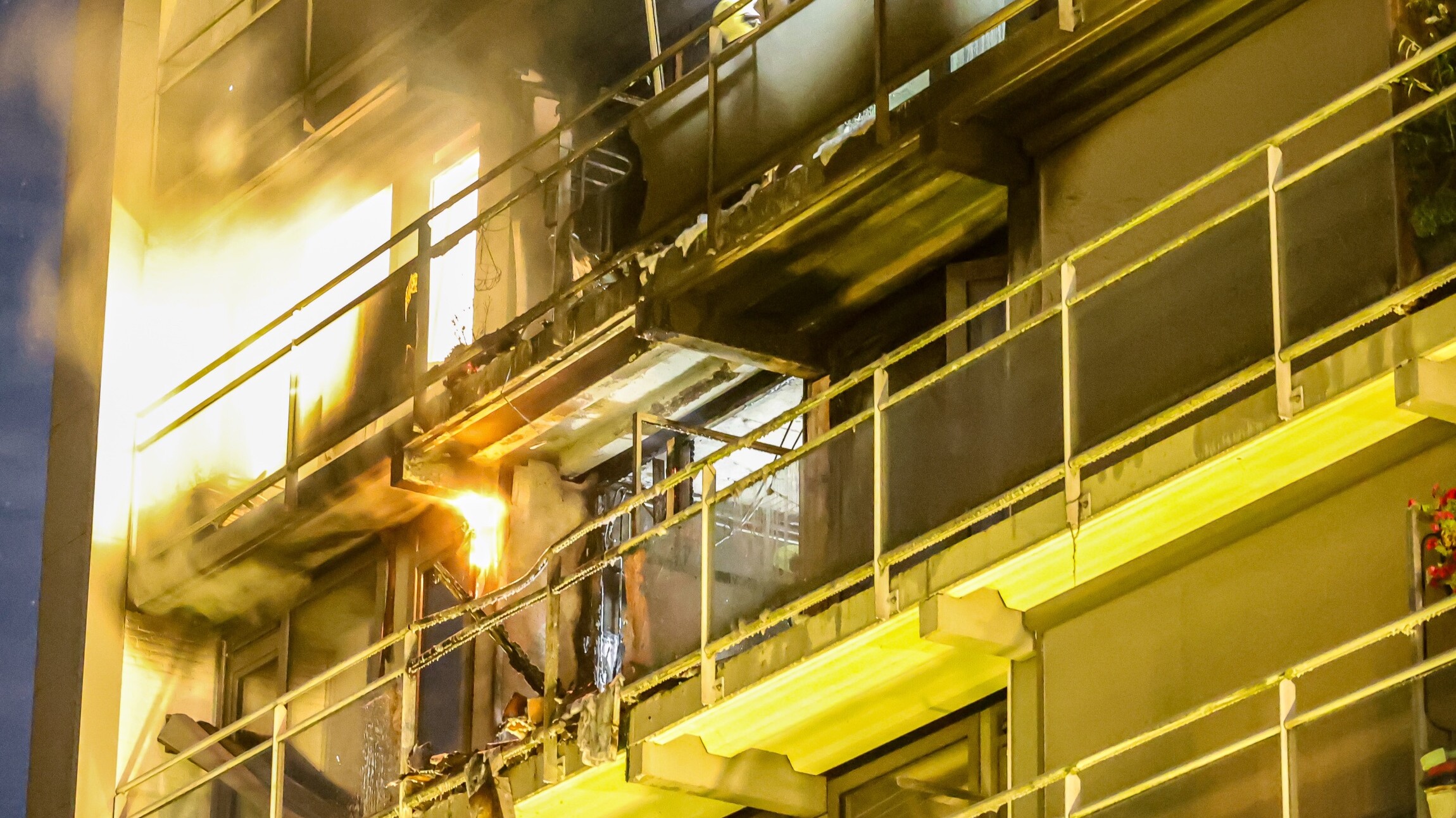 Flatgebouwen ontruimd vanwege felle branden in Leeuwarden en Harlingen
