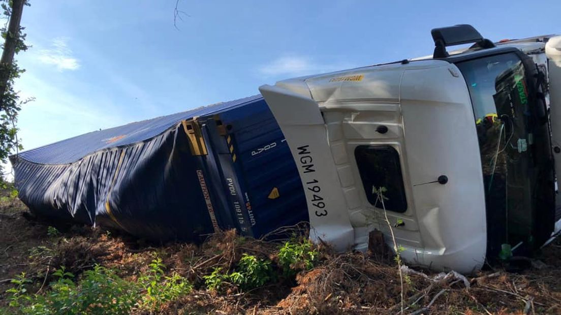 De gekantelde vrachtwagen op de A1.