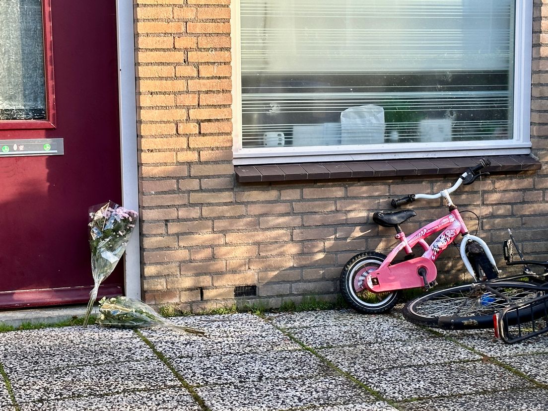 Bloemen bij de voordeur van de overleden vrouw aan de Treek. Voor het huis liggen ook fietsen van de kinderen.