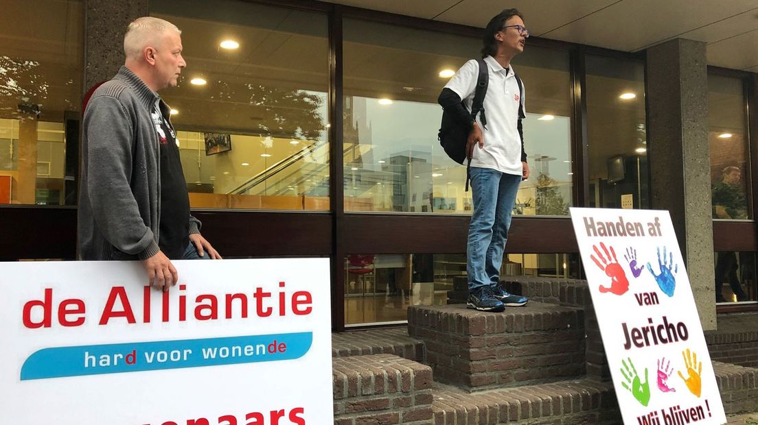 Protestborden van de bewoners uit de buurt Jericho tegen de sloop van hun buurt.