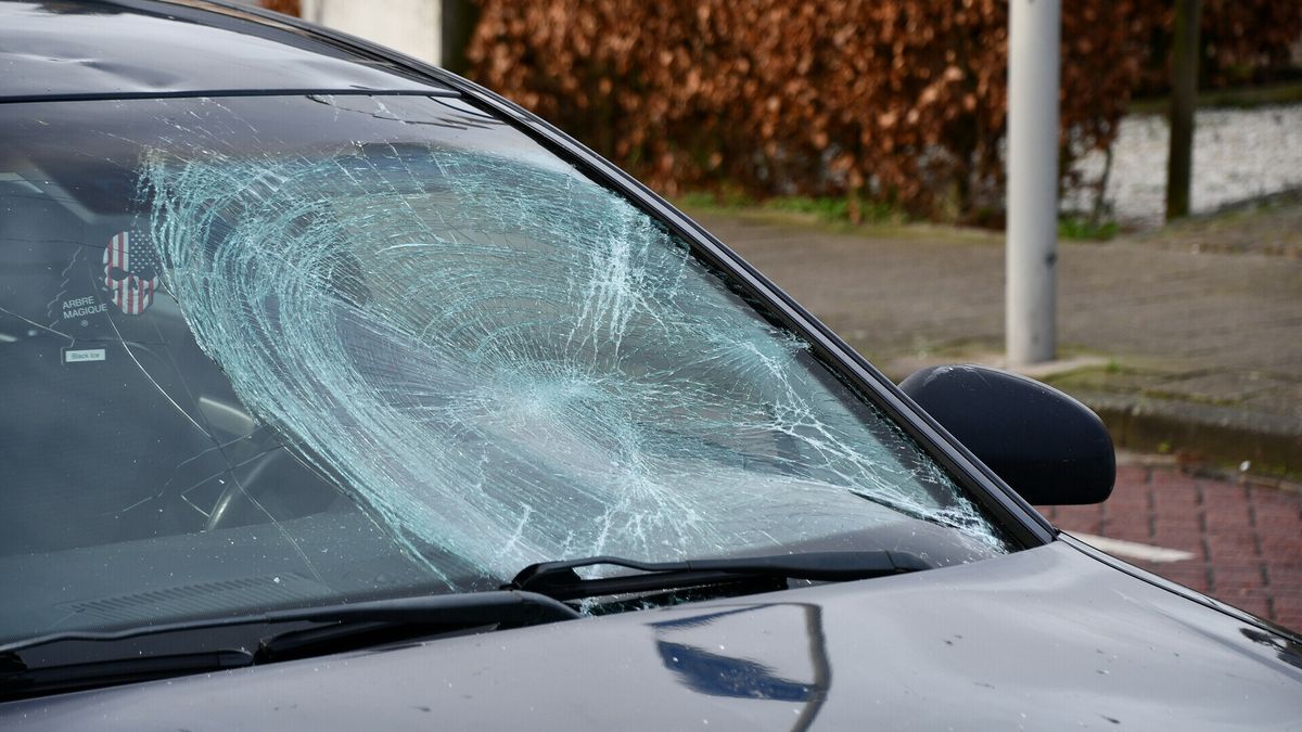 Bromfiets knalt op auto bij Krabbendijke, twee gewonden