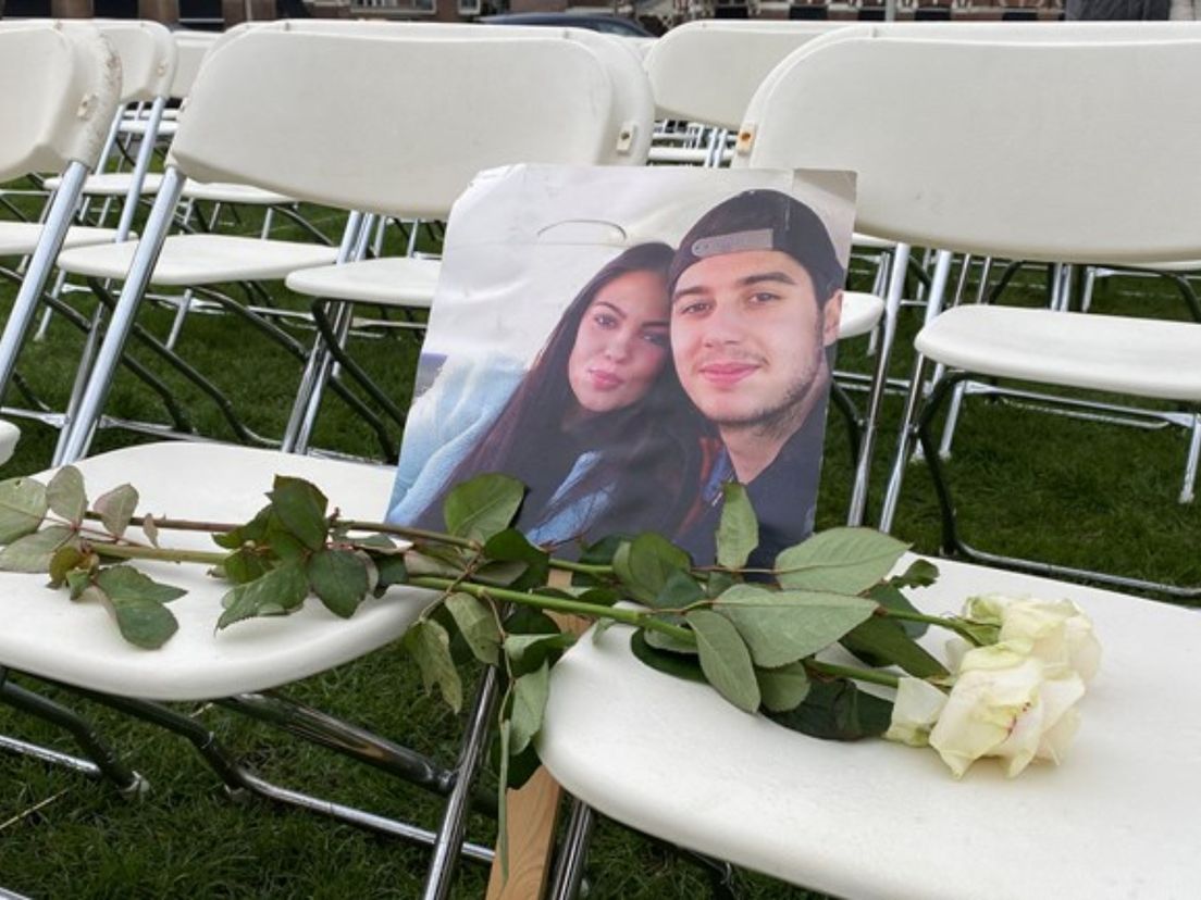 Twee lege stoelen voor MH17-slachtoffers Bryce en Daisy uit Rotterdam.
