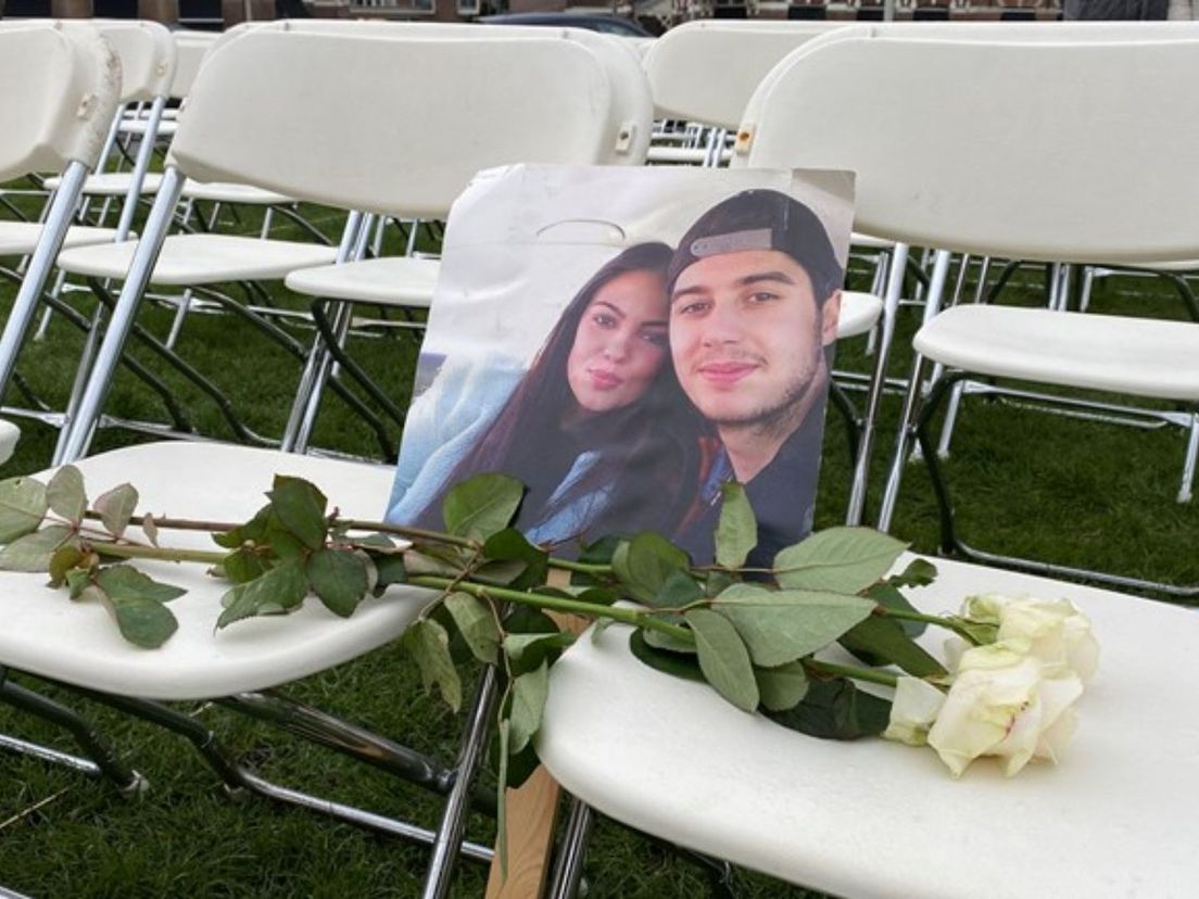 Twee lege stoelen voor MH17-slachtoffers Bryce en Daisy uit Rotterdam
