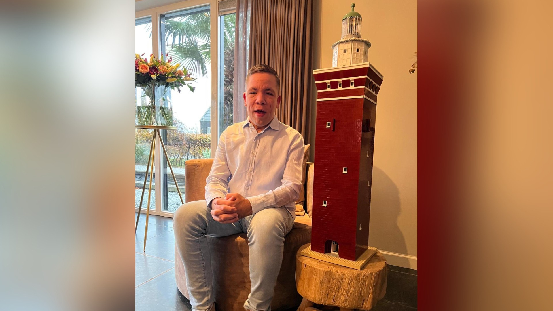 Brian Hameeteman met de vuurtoren van Ouddorp, die hij volledig nabouwde met Lego