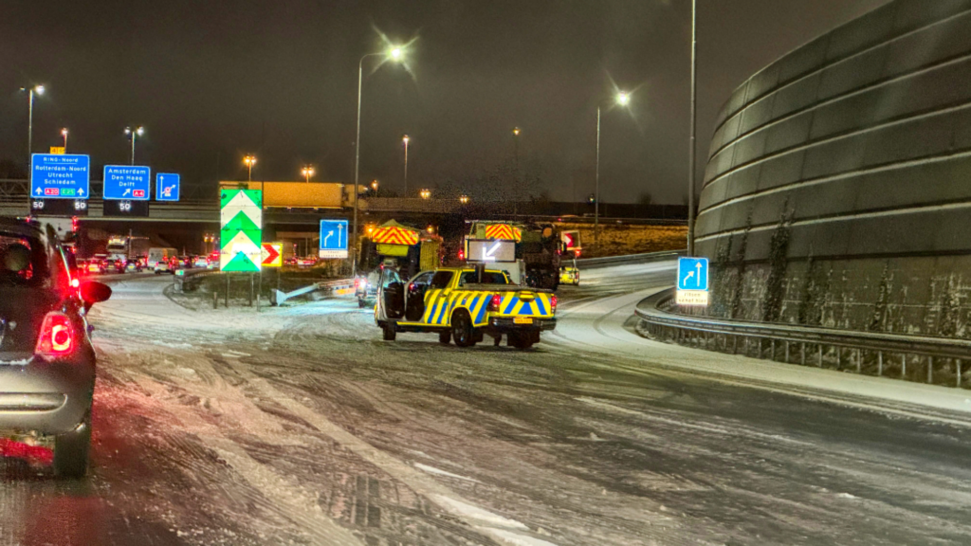 De bocht van de A20 naar de Beneluxtunnel is door Rijkswaterstaat afgesloten.
