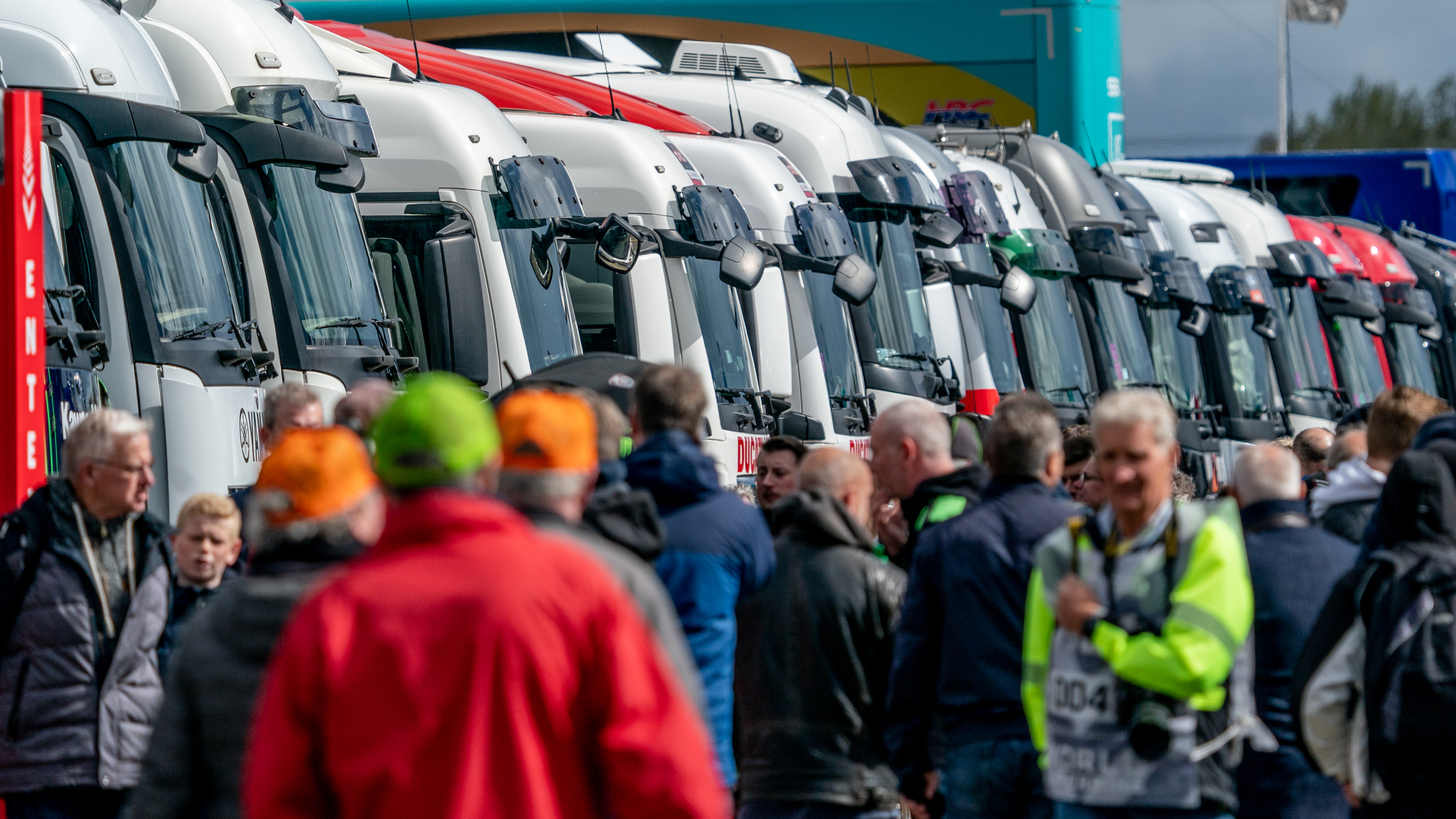 In Beeld: Knetterend Motorgeluid En Uitgelaten Fans Bij WK Superbike ...