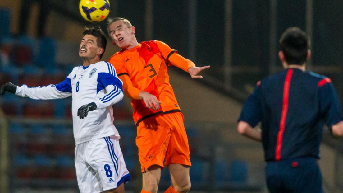 Sven van Beek (r) in duel met de Israeliër Ofir Mizrachi tijdens een wedstrijd met Jong Oranje