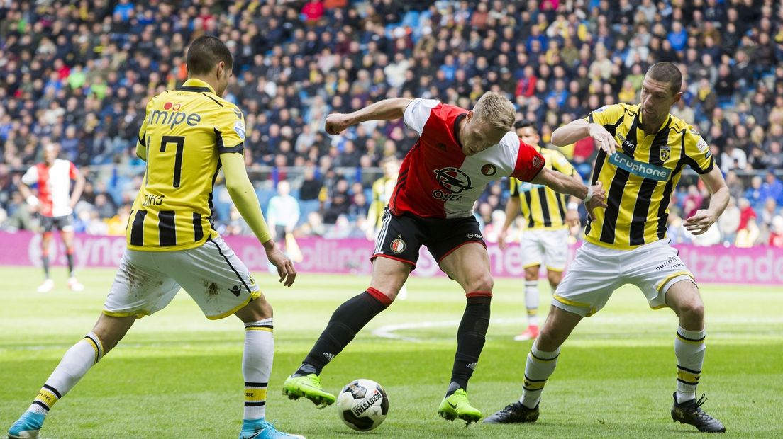 Kruiswijk (rechts) in actie tegen Feyenoord.