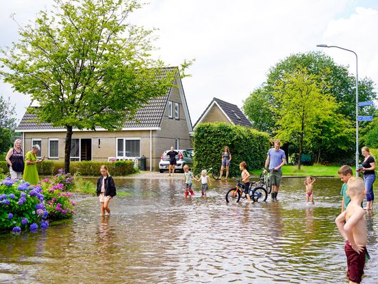 Waterballet in Veenhuizen door onweersbuien, vuurbal in Hooghalen