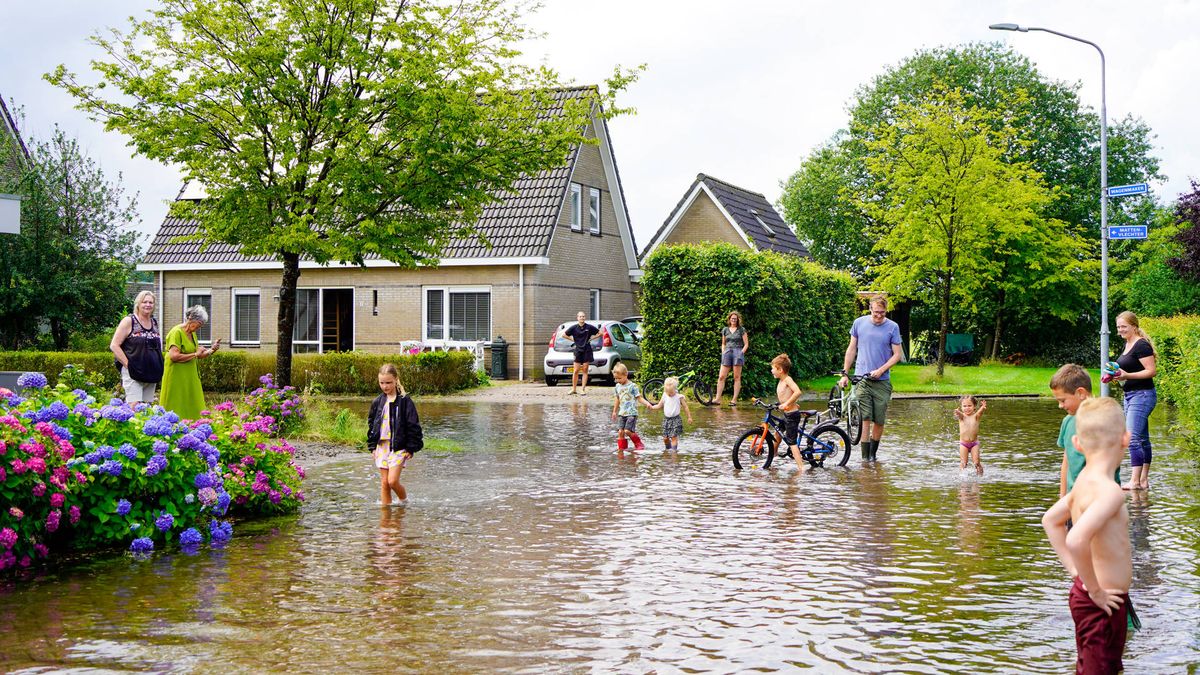 Waterballet in Veenhuizen door onweersbuien, vuurbal in Hooghalen