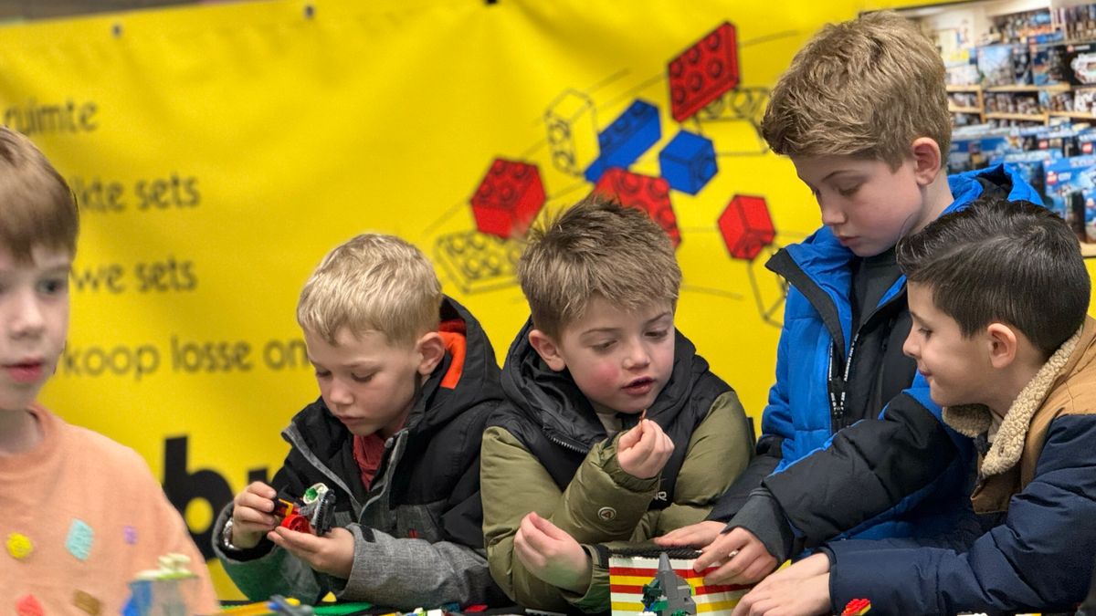 Legofanaten komen van heinde en verre naar nieuwe beurs in 2e Exloërmond: 'Al lang niet alleen maar 