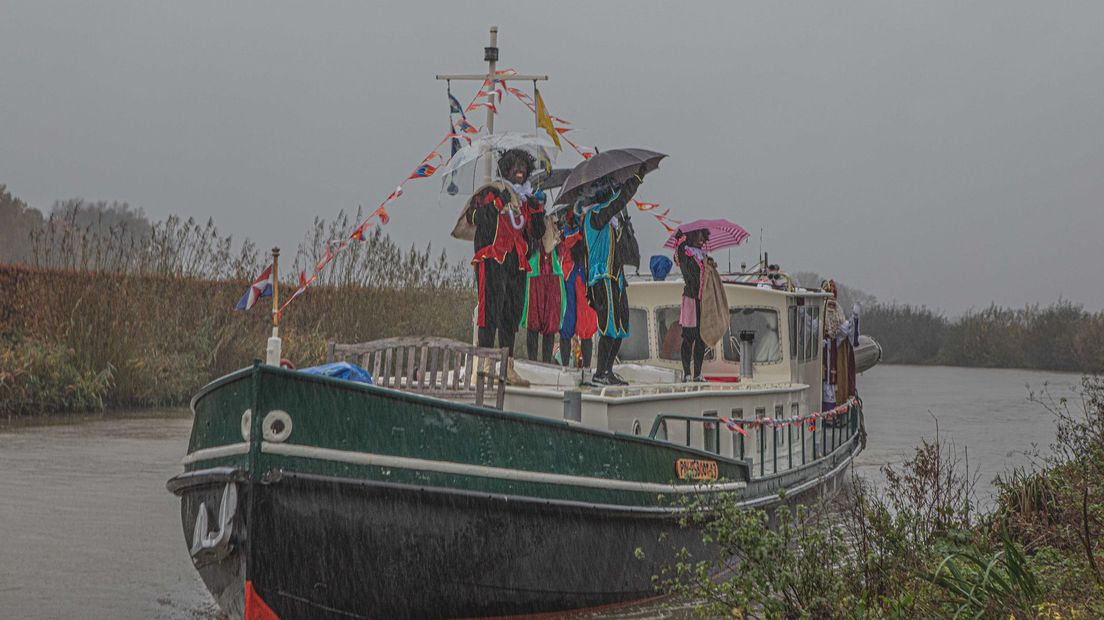 Sint was onderweg naar Gelderse kinderen in Buurmalsen, dus trok zich weinig aan van de regen.