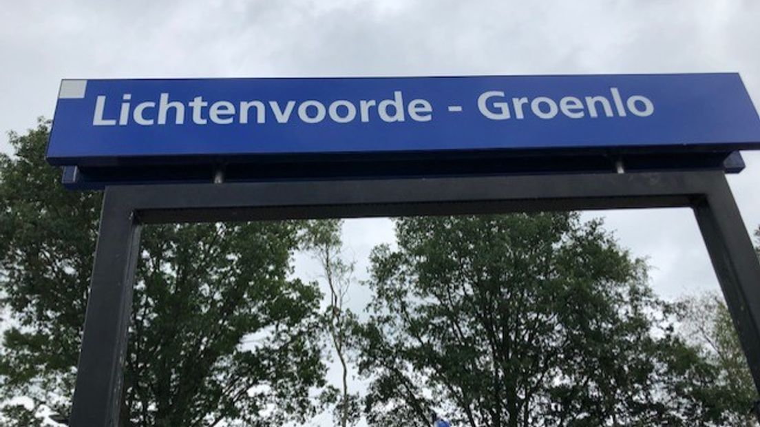 Naambord op perron in Lievelde.