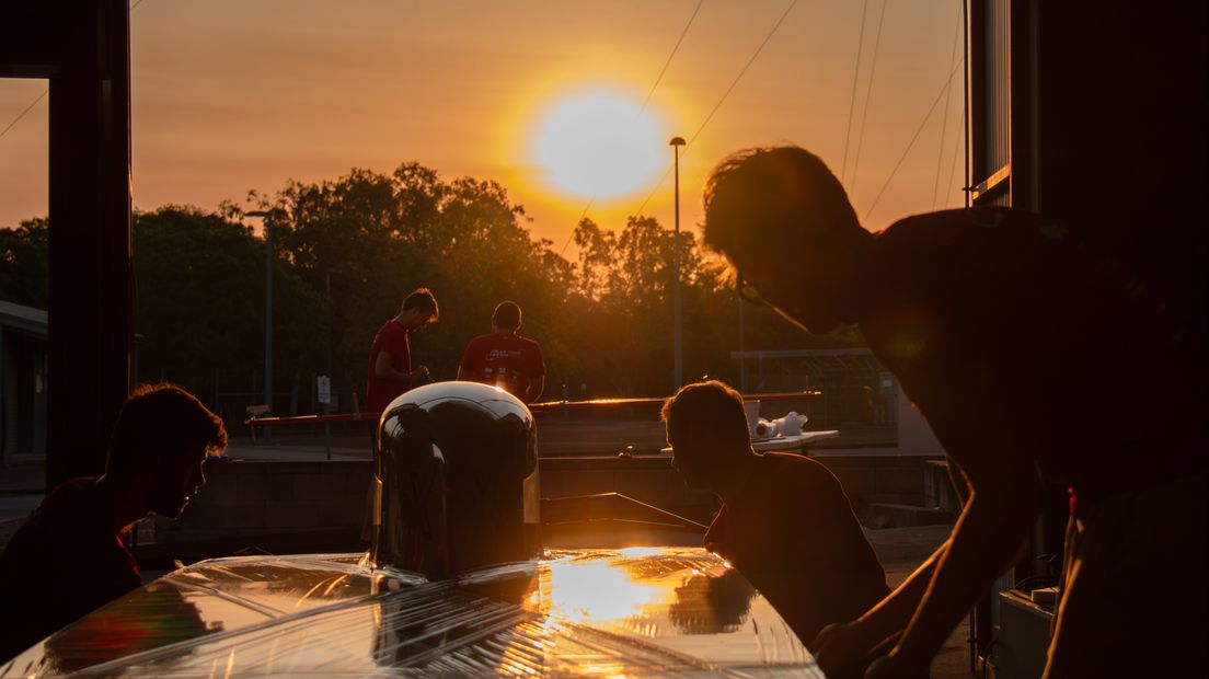 Tegenslag voor Solar Team Twente. De zonneauto raakte beschadigd