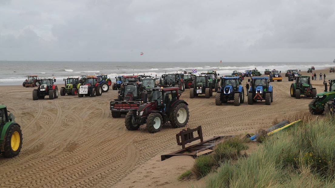 Boeren proberen via het strand het Malieveld te bereiken