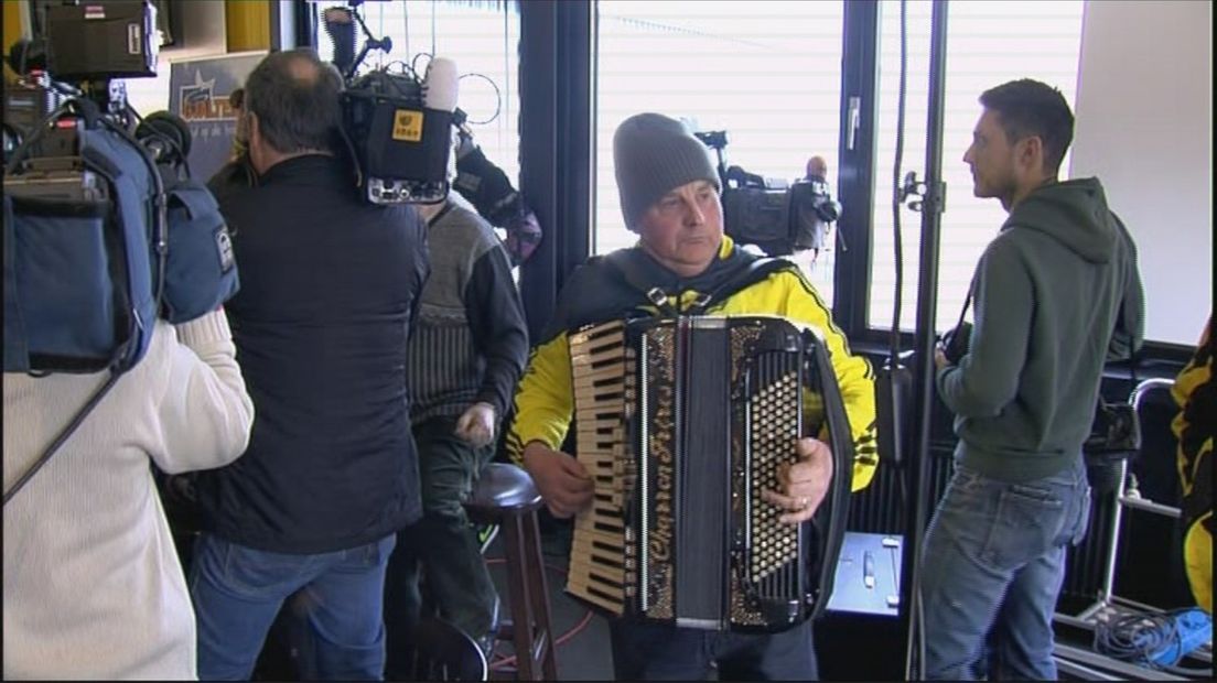 Rumoer in de zaal. Scholtens wordt onderbroken. Er wordt accordeon gespeeld.