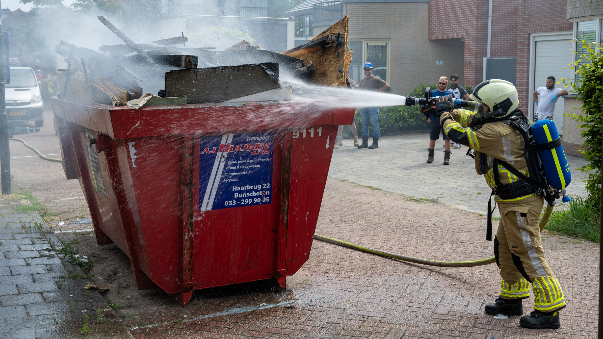 Bouwvakkers zien brand vanaf dak en schieten te hulp