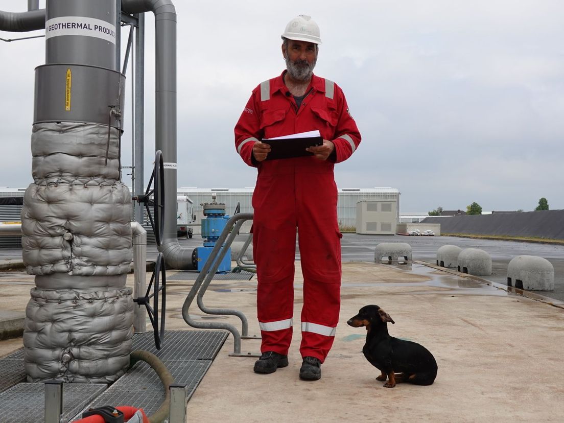 Gerben de Jong met teckel Monty bij de aardwarmte-installatie in Bergschenhoek