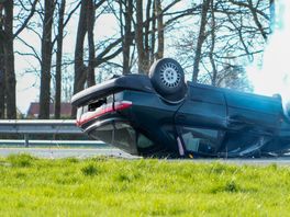 Auto slaat over de kop en vliegt in brand op A37