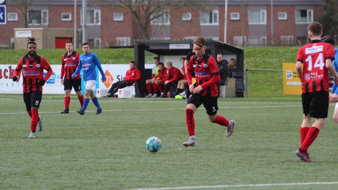 Devano Riemens, hier aan de bal, scoorde twee maal voor Terneuzen