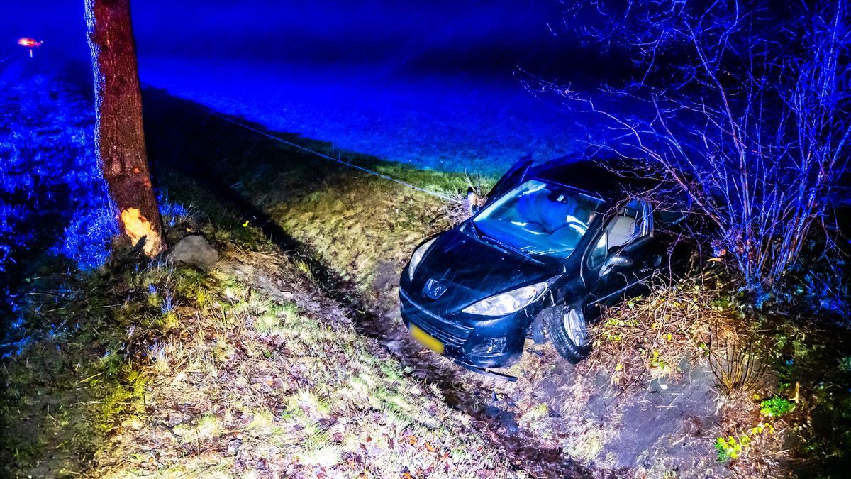 Auto raakt van de weg bij Oldeberkoop, eindigt in greppel