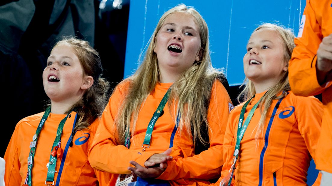 Willem-Alexander, Máxima en hun drie kinderen zaten op de tribune.