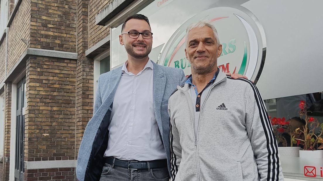 Ali Youssef (links) met één van zijn klanten voor het Adviescentrum