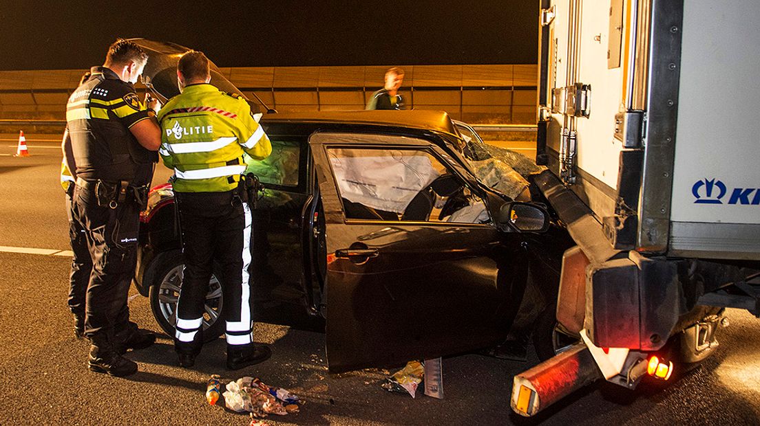 De auto schoof deels onder de trailer.