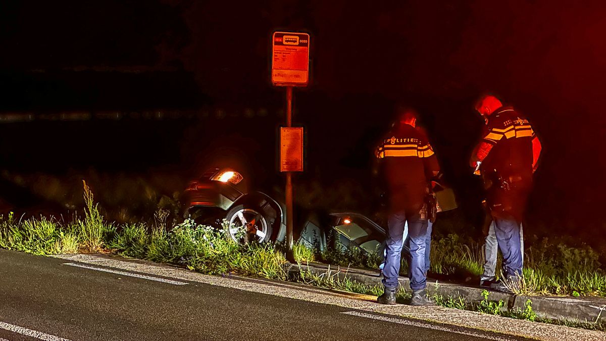 Auto belandt in de sloot bij Klazienaveen