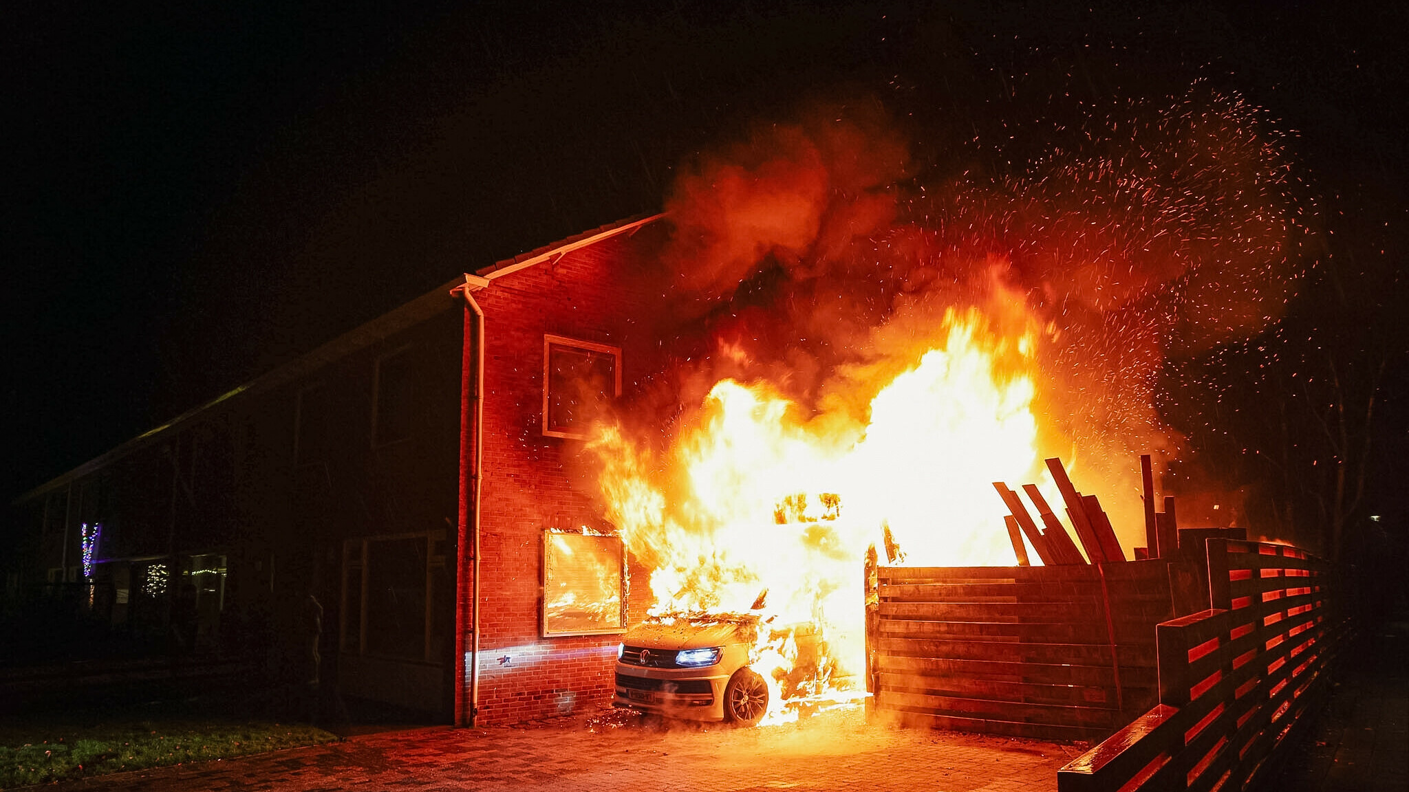 Brandweer redt woning in Roden, ME grijpt in in Assen
