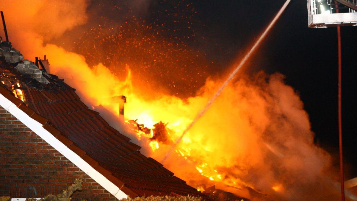 Grote brand vernietigt woonboerderij in Roswinkel [update]
