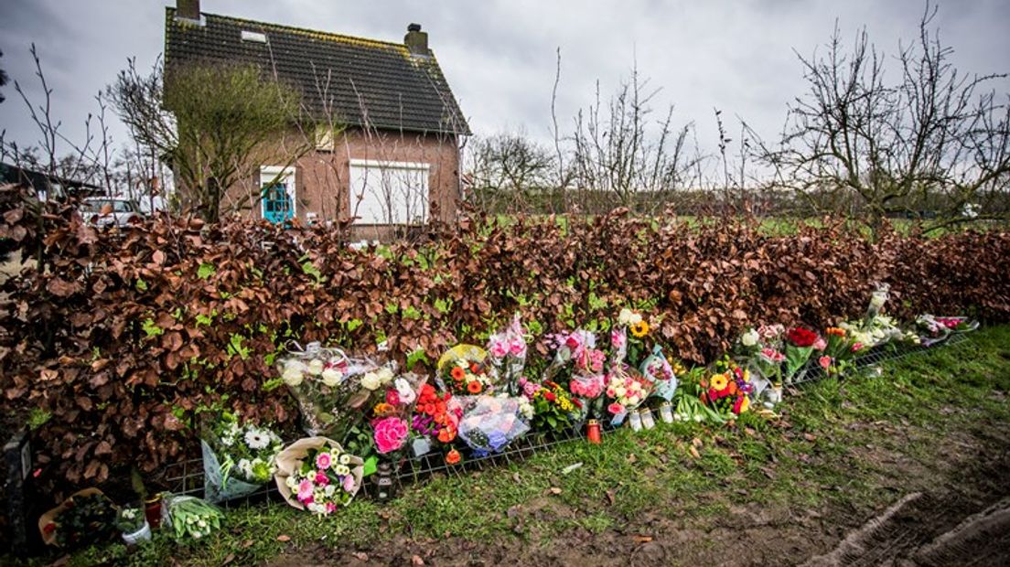 Bloemen voor het huis in Duiven waar Jan (64), Lenie (58) en dochter Leja (20) om het leven kwamen.