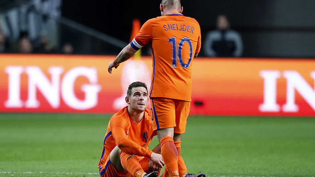 Wesley Sneijder bij de geblesseerde Vincent Janssen.