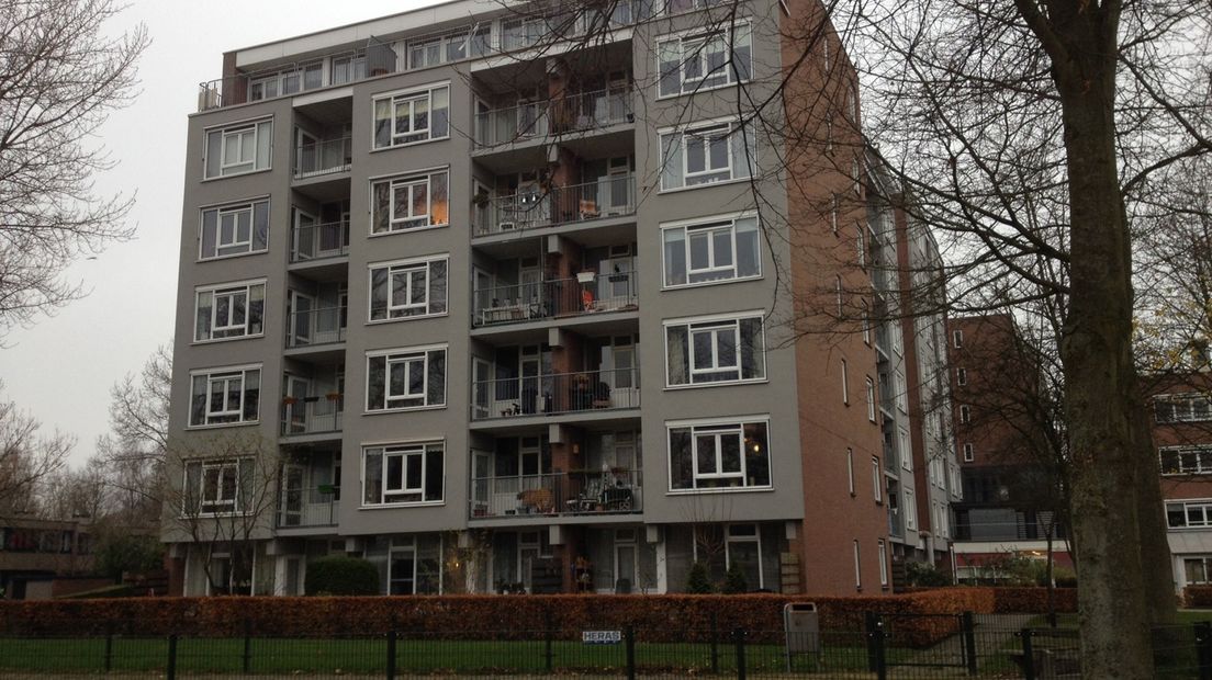 De flat in de Groninger wijk Lewenborg waar de overvaller de woning van de man binnendrong.