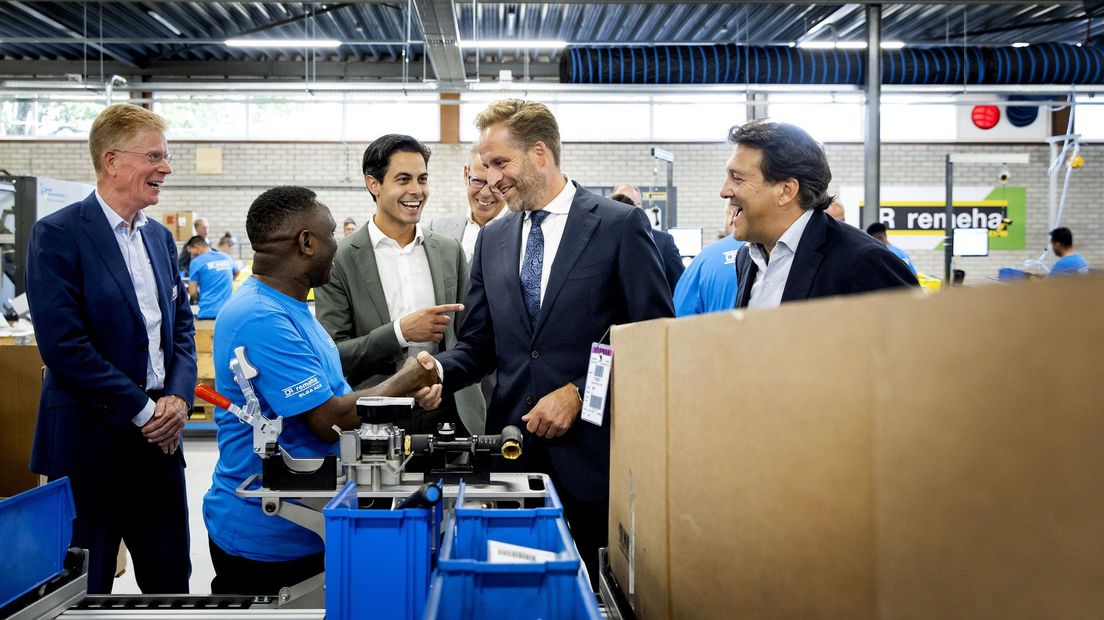 Demissionair ministers Jetten en De Jonge in de nieuwe fabriek.