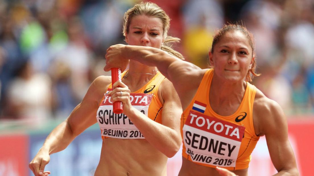 WK atletiek 2015: Dafne Schippers brengt Naomi Sedney in stelling.